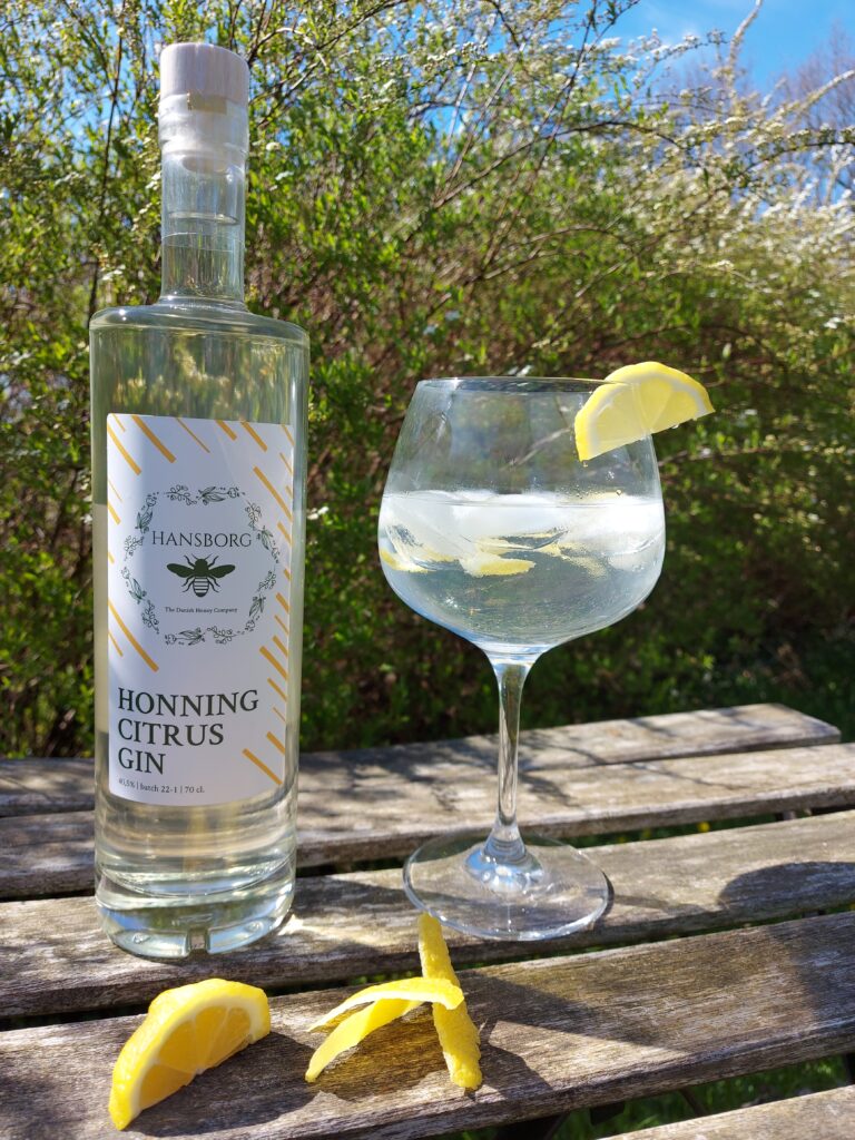 Honning Citrus Gin med en sommerdrink